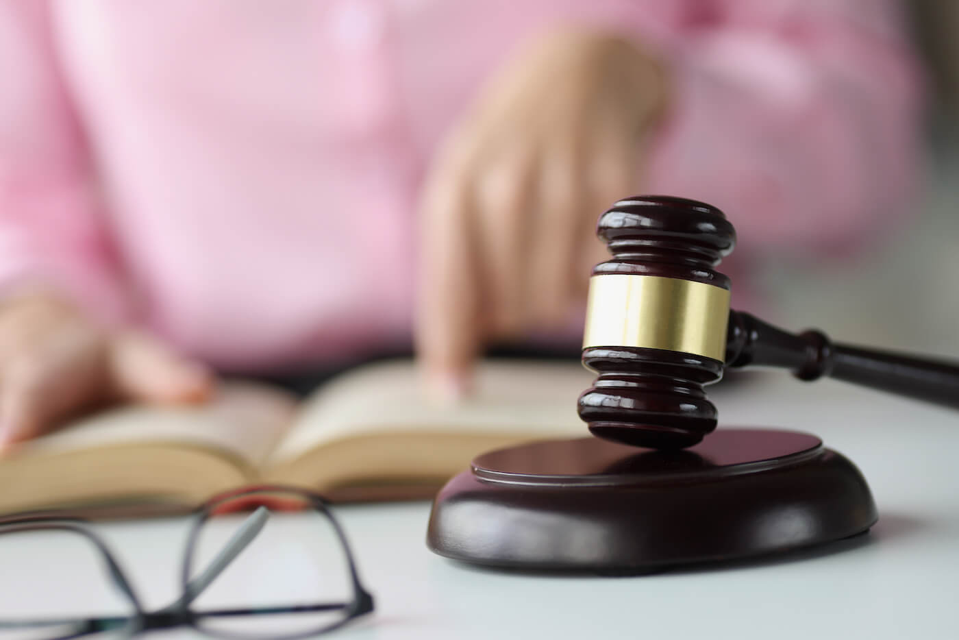 Dlaczego KRUS potrąca zaległe składki rolnika ze świadczenia małżonka?