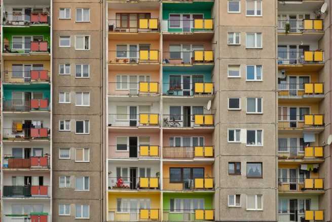 Odpowiedzialność za zadłużenie mieszkania komunalnego, gdy główny najemca mieszka za granicą