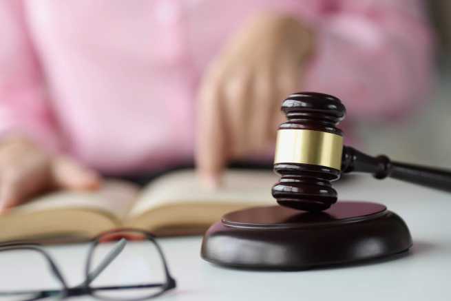 Dlaczego KRUS potrąca zaległe składki rolnika ze świadczenia małżonka?